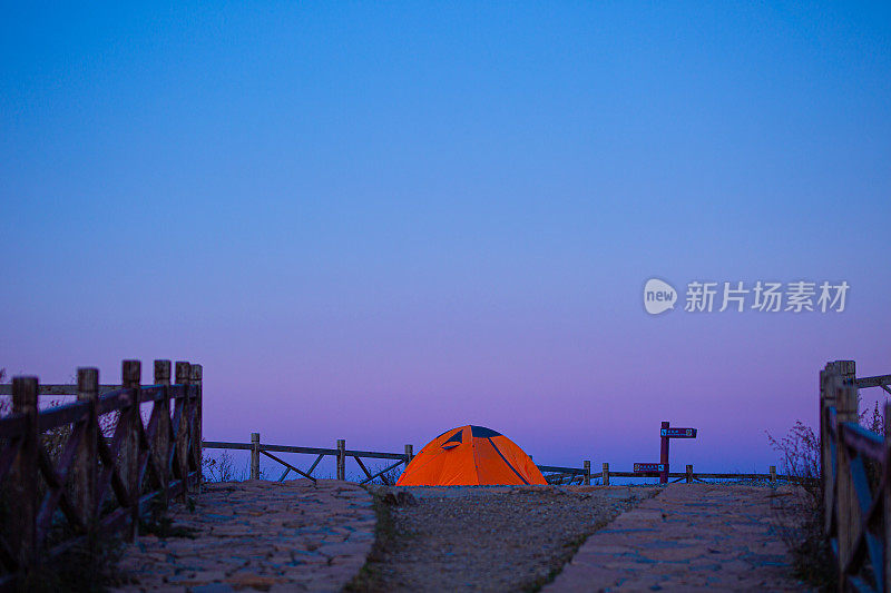 在有鸟瞰图的山上露营。Sirkot, Sworek, Syangja，北京。神奇的景观。